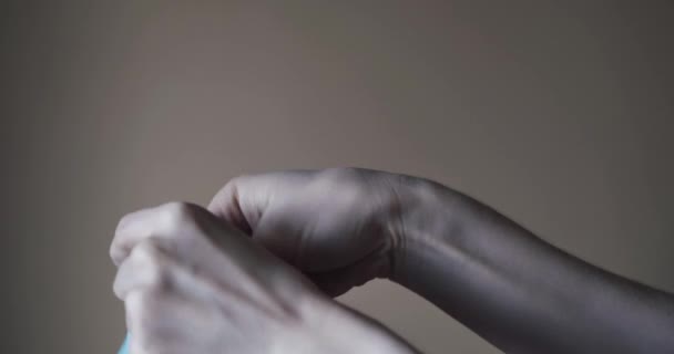 Le Docteur protège les mains — Video