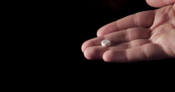 Tabletten in der Hand — Stockvideo