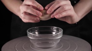 Yumurtayı kaseye kırmak.