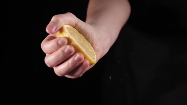 레몬을 짜는 모습 — 비디오