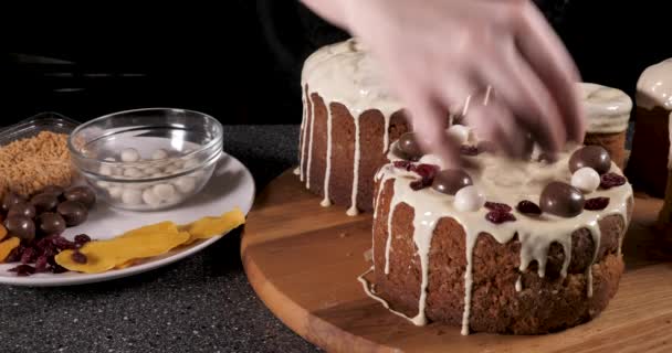 A személy díszíti az ünnepi húsvéti torta — Stock videók