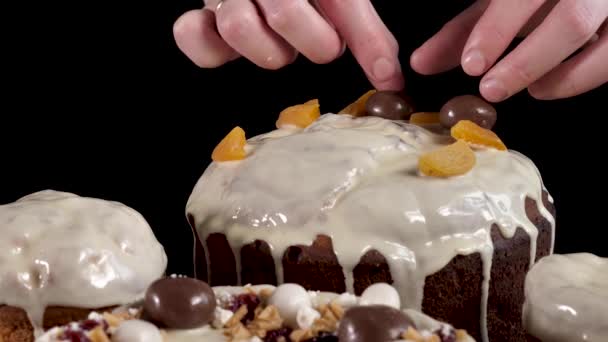 A pessoa decora o bolo de Páscoa festivo — Vídeo de Stock