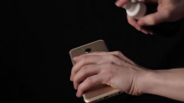 Cep telefonu dezenfeksiyonu siyah arkaplanı kapatır