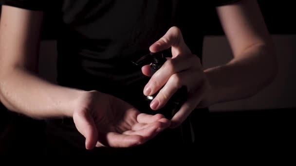 Использование жидкого мыла на черном фоне — стоковое видео