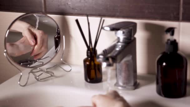 Lavagem das mãos no espelho Reflexão — Vídeo de Stock