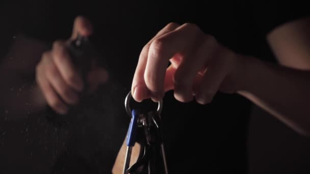 Desinfektion von Schlüsseln auf schwarzem Hintergrund — Stockvideo