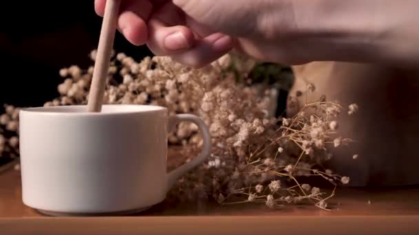 Antivirale thee met honing in quarantaine thuis — Stockvideo