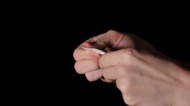 Hemşire şırıngayı siyah arkaplanda açar.