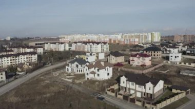 Şehirde büyük beyaz bir bina.