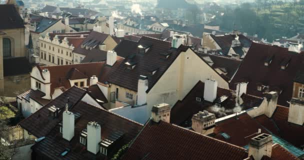 Una vista de un gran edificio con techos de azulejos en Praga — Vídeos de Stock