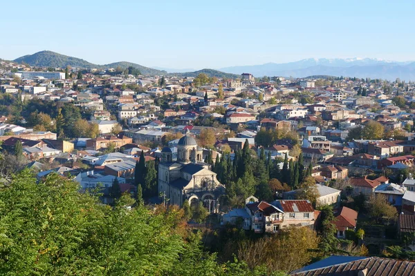 Arkasında dağ olan bir şehir manzarası
