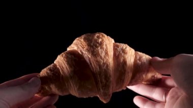 Bir parça yiyecek tutan bir el.