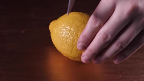 Eine Hand, die eine Frucht hält — Stockvideo