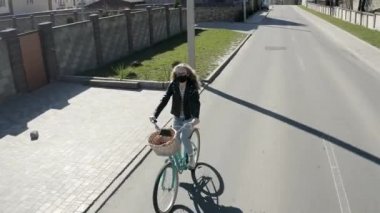 Koronavirüs sırasında koruyucu maske takan bir kız.