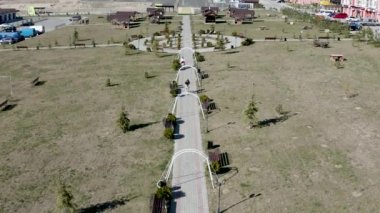 Koronavirüs sırasında koruyucu maske takan bir kız.