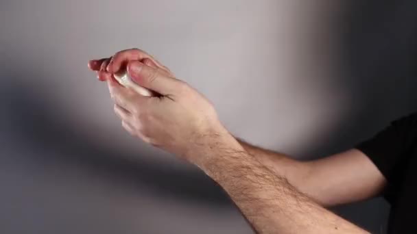 Человек моет руки антибактериальным твердым мылом — стоковое видео