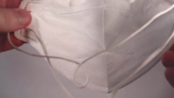 在验尸官检查时，男人会戴上呼吸器 — 图库视频影像