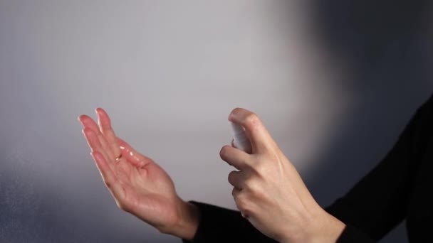 Χέρι απολυμαντικό σε λευκό φόντο — Αρχείο Βίντεο