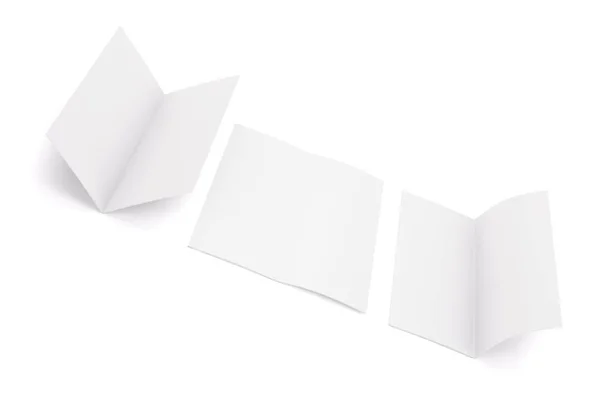 Folleto de pliegue blanco en blanco aislado sobre fondo blanco, 3d illus —  Fotos de Stock