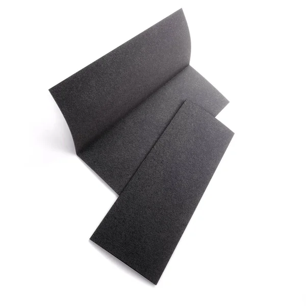 Leere schwarze halb gefaltete Booklet-Attrappe, geöffnet und geschlossen isolat — Stockfoto