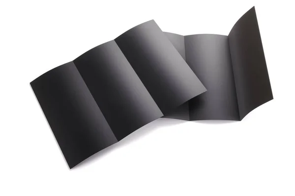 Leere schwarze, dreifach gefaltete Booklet-Attrappe isoliert auf weißem Hintergrund — Stockfoto