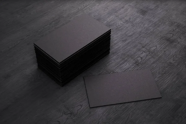 Κενό πρότυπο μαύρο επαγγελματικές κάρτες σε μαύρο φόντο ξύλινη. — Φωτογραφία Αρχείου