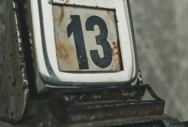 Metal paslı vintage takvimdeki 13. gün numarası. Kötü gün konsepti.