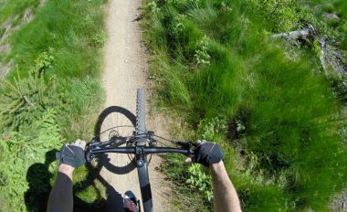 Dağ bisikletçinin singletrack iz sürme.