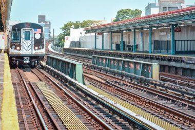 Tren New York 'taki istasyona varıyor. Arka planda binalar, şehir manzarası. Seyahat ve ulaşım konsepti. Manhattan, Nyc, Usa