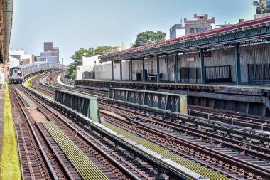 Tren New York 'taki istasyona varıyor. Arka planda binalar, şehir manzarası. Seyahat ve ulaşım konsepti. Manhattan, Nyc, Usa