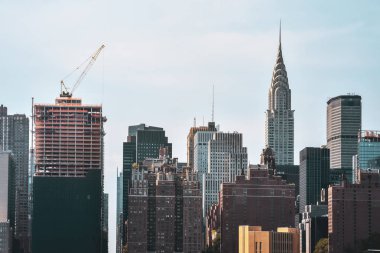 Ofis binaları ve apartmanlar gün batımında ufuk çizgisinde. Gayrimenkul ve seyahat konsepti. Manhattan, New York City, Usa