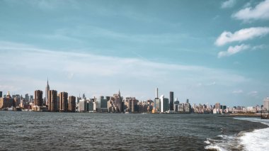 Gün batımında Hudson Nehri 'nden ufuk çizgisi üzerinde ofis binaları ve apartmanlar. Gayrimenkul ve seyahat konsepti. Manhattan, New York City, Usa.