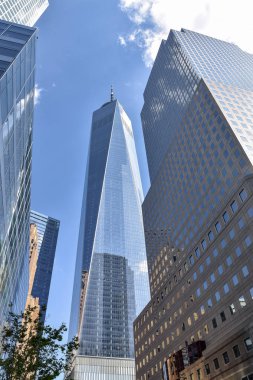 Güneşli bir günde Manhattan finans binaları. Mimarlık ve iş kavramları. Manhattan, New York City, Usa