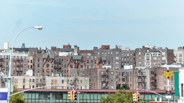 Panorámás tetőtéri kilátás a régi házak. Tégla épületek tűzlépcsővel nappal. Utazási és lakhatási koncepciók. Bronx, Nyc, Egyesült Államok — Stock Fotó