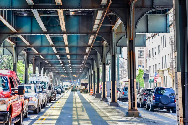 Bottom view of Elevated train track nyc. Traffic waiting in road in a sunny day. Travel and traffic concepts. Bronx, NYC, USA — Stock Photo, Image