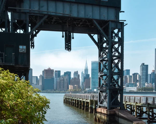 Édifices à bureaux et appartements à l'horizon à travers le quai des ferries de Long Island. Immobilier et concept de voyage. Brooklyn, New York, États-Unis . — Photo