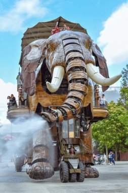Nantes, Fransa - 1 Temmuz 2017: The Machines of the Isle of Nantes (Les Machines de l 'île), Fransa' nın Nantes kentinde bulunan bir sanat, turistik ve kültürel projedir. Çocuklar ve yetişkinler için Yaz Eğlencesi.