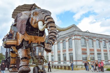 Nantes, Fransa - 1 Temmuz 2017: The Machines of the Isle of Nantes (Les Machines de l 'île), Fransa' nın Nantes kentinde bulunan bir sanat, turistik ve kültürel projedir. Çocuklar ve yetişkinler için Yaz Eğlencesi.