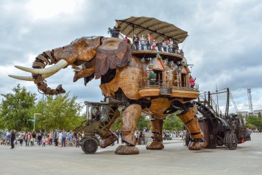 Nantes, Fransa - 1 Temmuz 2017: The Machines of the Isle of Nantes (Les Machines de l 'île), Fransa' nın Nantes kentinde bulunan bir sanat, turistik ve kültürel projedir. Çocuklar ve yetişkinler için Yaz Eğlencesi.