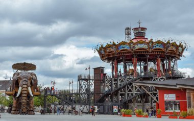 Nantes, Fransa - 1 Temmuz 2017: The Machines of the Isle of Nantes (Les Machines de l 'île), Fransa' nın Nantes kentinde bulunan bir sanat, turistik ve kültürel projedir. Çocuklar ve yetişkinler için Yaz Eğlencesi.