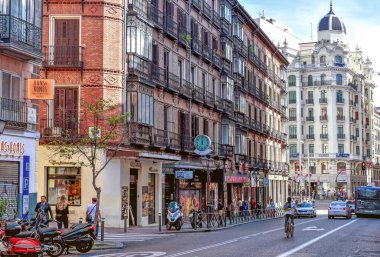 Madrid, İspanya - 14 Mayıs 2017: Güneşli bir yaz gününde, San Bernardo caddesinde Gran Via ile kesişen yayalar ve trafik.