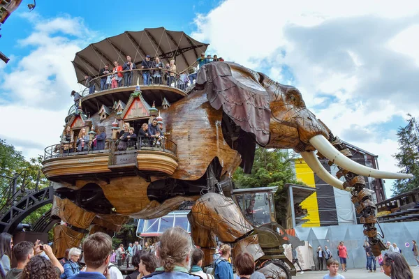 Nantes, Fransa - 1 Temmuz 2017: The Machines of the Isle of Nantes (Les Machines de l 'île), Fransa' nın Nantes kentinde bulunan bir sanat, turistik ve kültürel projedir. Çocuklar ve yetişkinler için Yaz Eğlencesi.