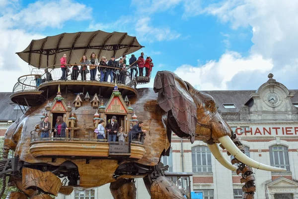 Nantes, Fransa - 1 Temmuz 2017: The Machines of the Isle of Nantes (Les Machines de l 'île), Fransa' nın Nantes kentinde bulunan bir sanat, turistik ve kültürel projedir. Çocuklar ve yetişkinler için Yaz Eğlencesi.