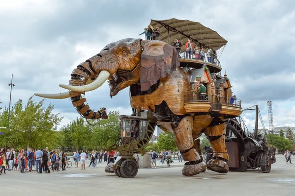 Nantes, Fransa - 1 Temmuz 2017: The Machines of the Isle of Nantes (Les Machines de l 'île), Fransa' nın Nantes kentinde bulunan bir sanat, turistik ve kültürel projedir. Çocuklar ve yetişkinler için Yaz Eğlencesi.