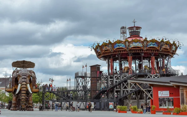 Nantes, Fransa - 1 Temmuz 2017: The Machines of the Isle of Nantes (Les Machines de l 'île), Fransa' nın Nantes kentinde bulunan bir sanat, turistik ve kültürel projedir. Çocuklar ve yetişkinler için Yaz Eğlencesi.