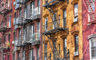 Güneşli bir günde yangın merdivenleri olan renkli kırmızı ve sarı tuğlalı binalar. Brooklyn mi? Nyc, Usa