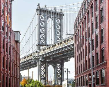 Washington Caddesi 'nden Manhattan Köprüsü' nün ikonik manzarası. Alacakaranlıkta köprüye çıkan kırmızı tuğlalı sokak binaları. Brooklyn mi? Nyc, Usa
