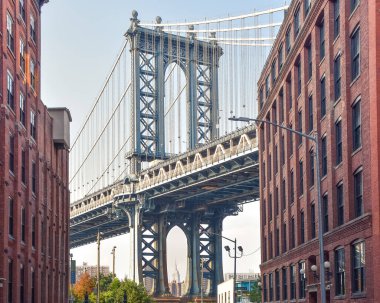 Washington Caddesi 'nden Manhattan Köprüsü' nün ikonik manzarası. Alacakaranlıkta köprüye çıkan kırmızı tuğlalı sokak binaları. Brooklyn mi? Nyc, Usa