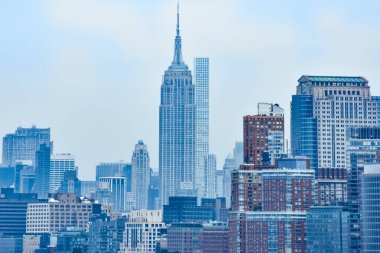 Sisli bir günde, Özgürlük Adası 'ndan Manhattan' ın finans bölgesinin şehir manzarası.