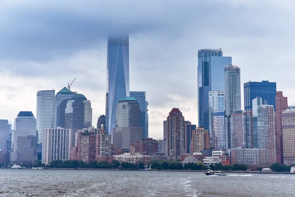 Paysage urbain du quartier financier de Manhattan depuis Liberty Island, dans une journée brumeuse . — Photo